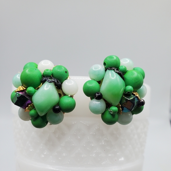 Vintage Hong Kong green clip on earrings beaded glow ? 50's exc cond vtg pinup - Picture 1 of 8